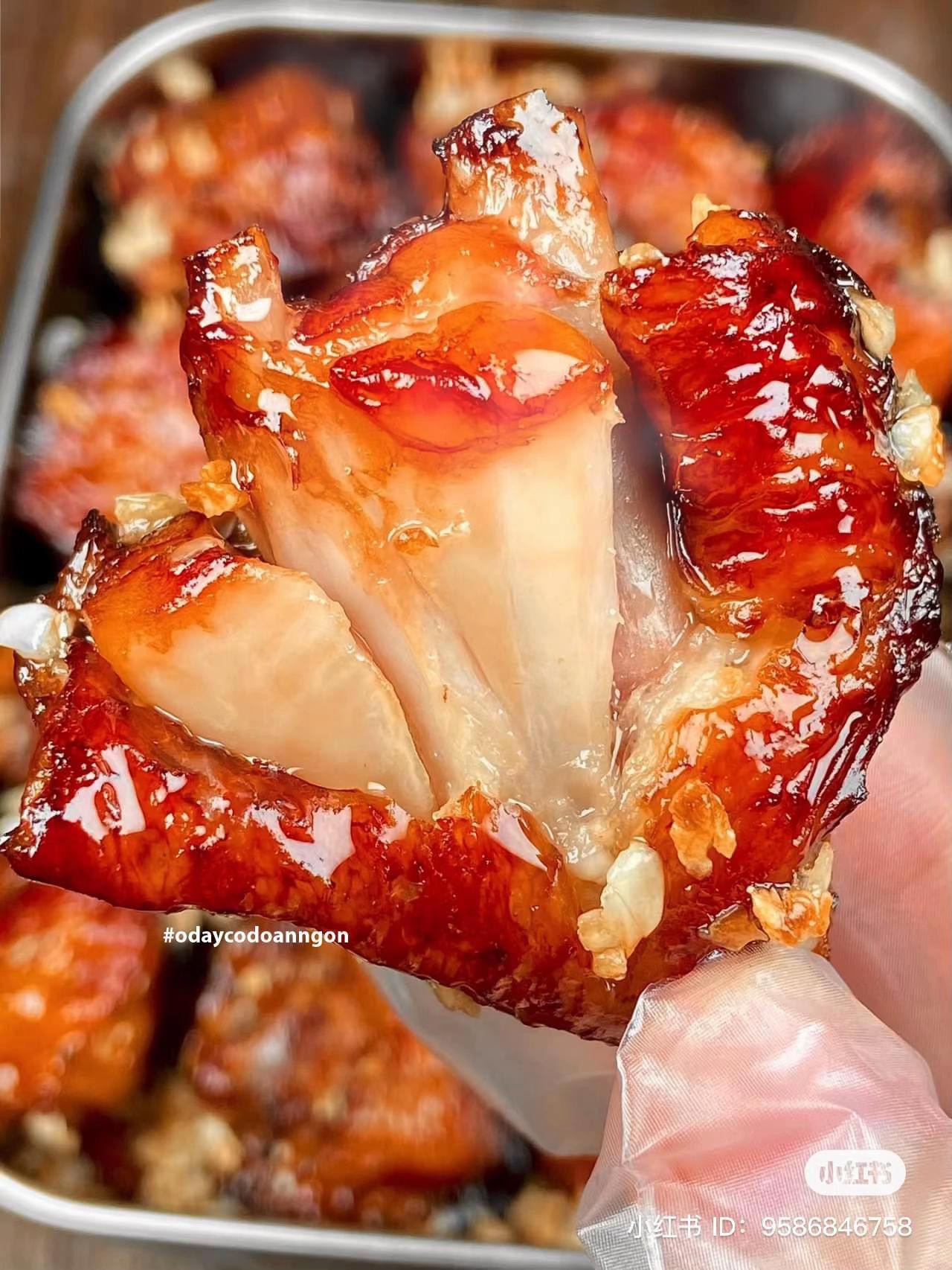 Cánh gà nướng mật ong tỏi thơm ngon, da giòn tan, thịt mềm ngọt