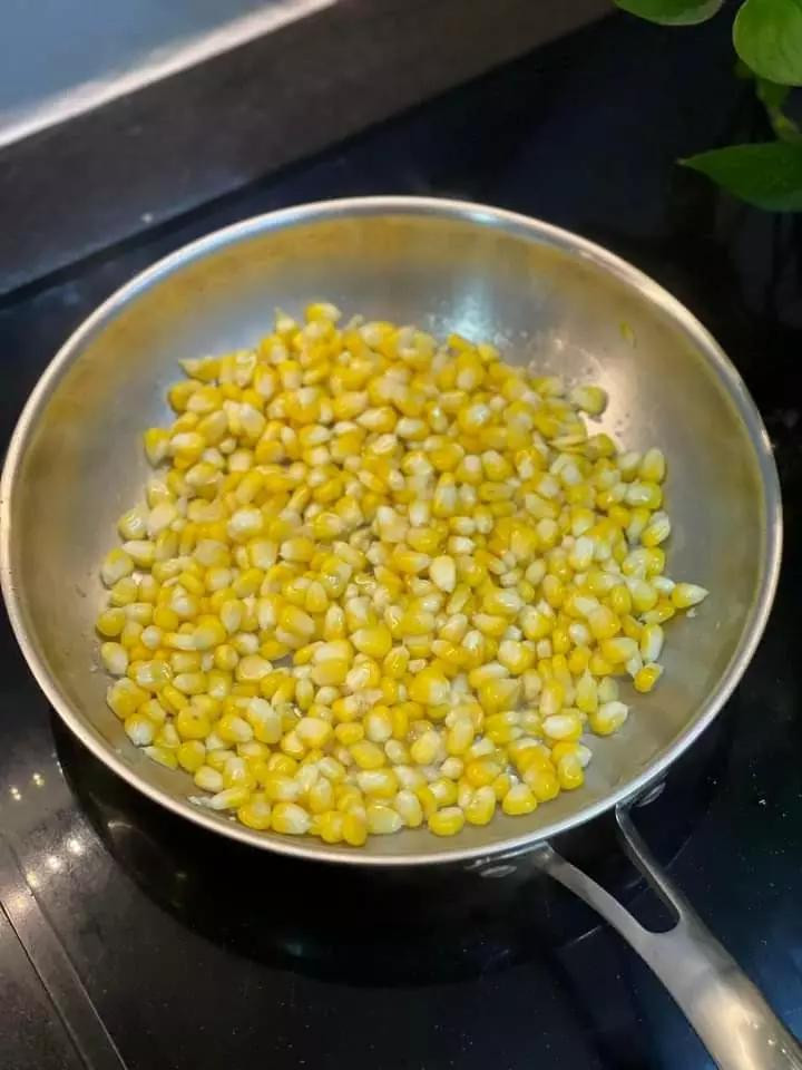 Cánh gà nướng sốt ngô ngọt cay, cách làm món ngon cho bé từ cánh gà và bắp