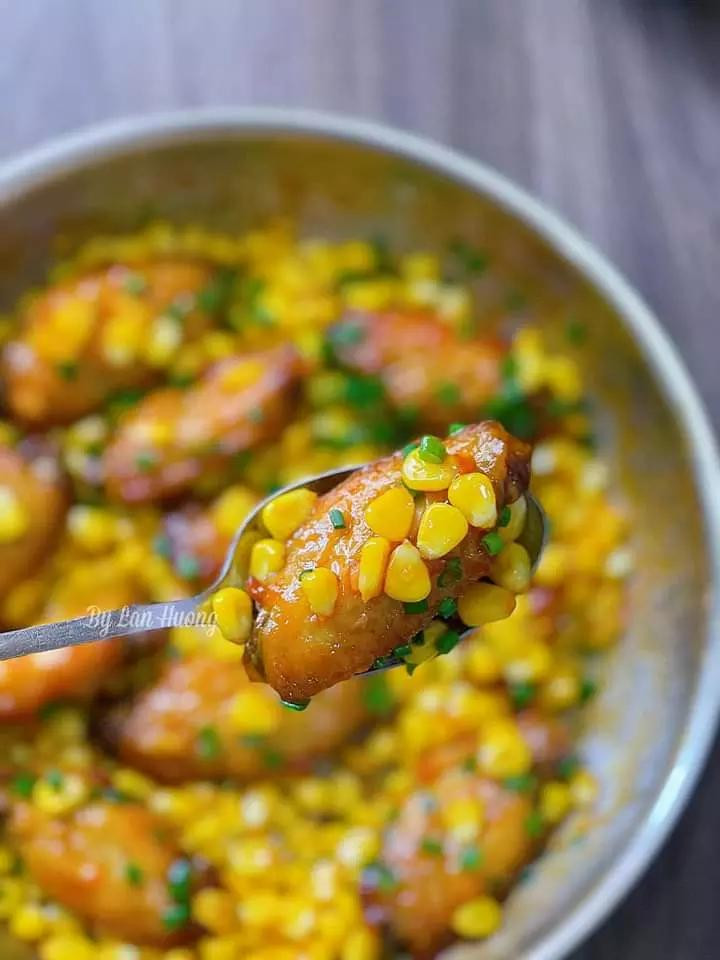 Cánh gà nướng sốt ngô ngọt cay, cách làm món ngon cho bé từ cánh gà và bắp