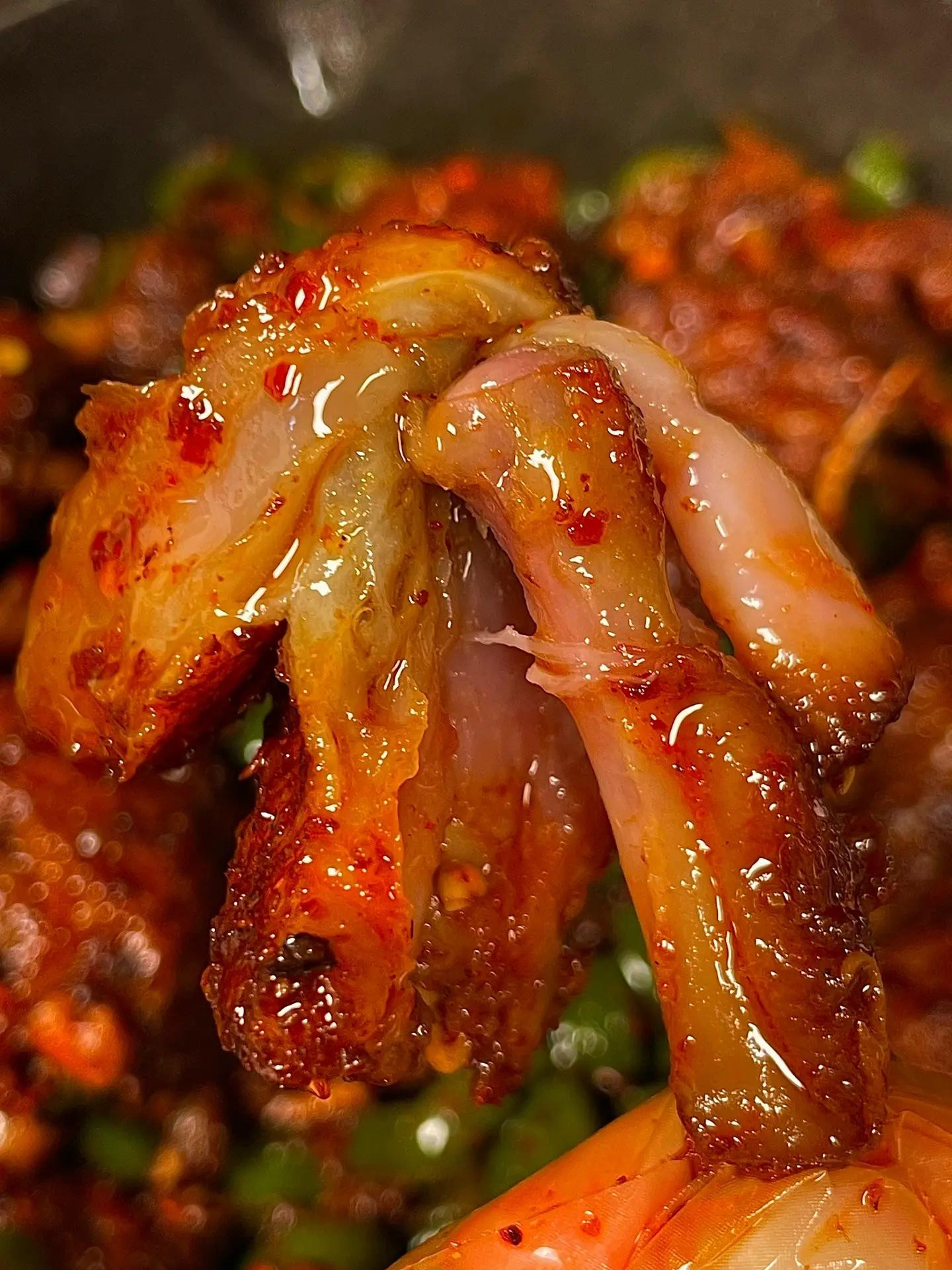 Cánh gà sốt ớt xanh cay nồng, chiên vàng giòn và rim kỹ cùng gia vị đậm đà