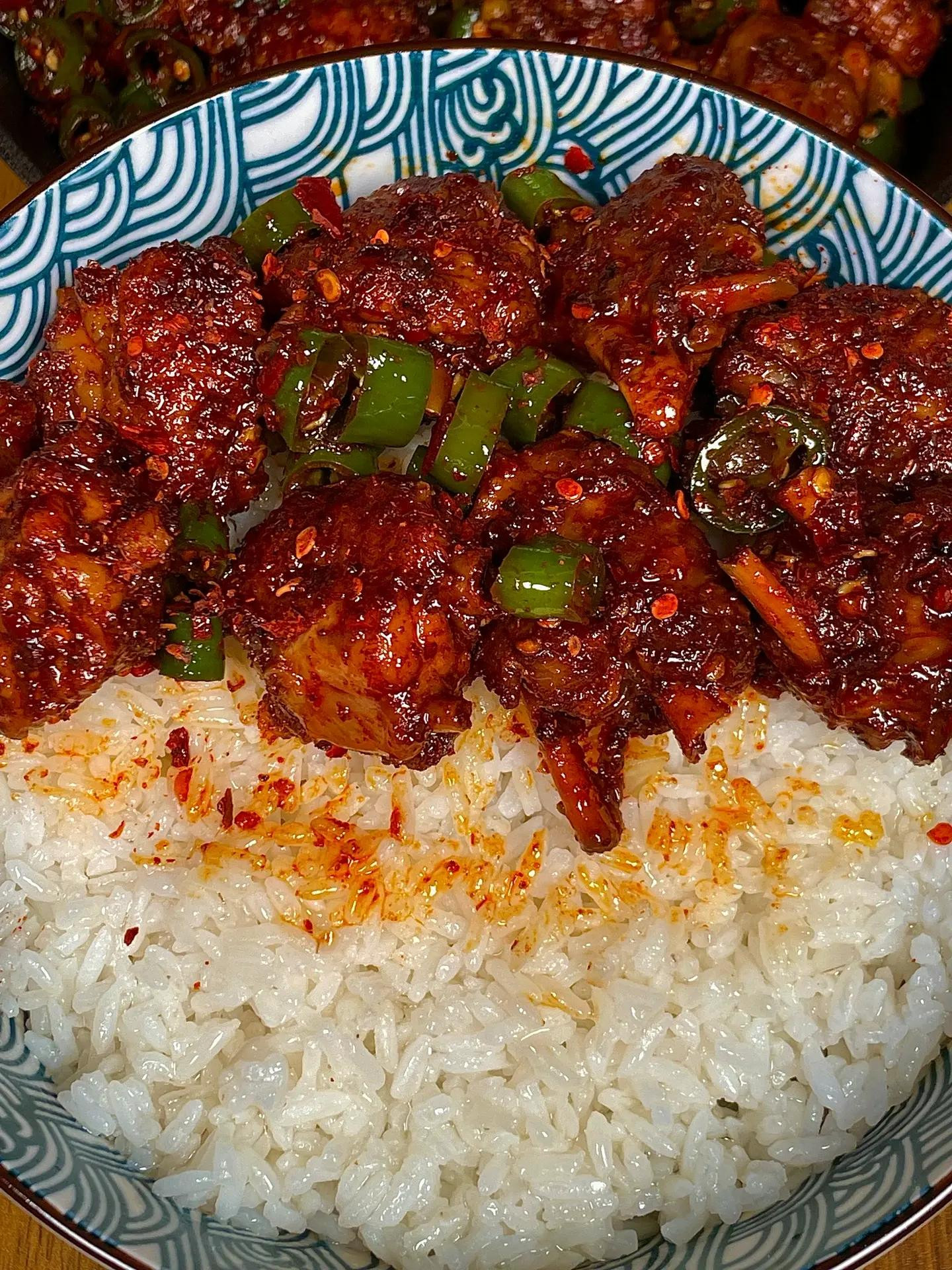 Cánh gà sốt ớt xanh cay nồng, chiên vàng giòn và rim kỹ cùng gia vị đậm đà