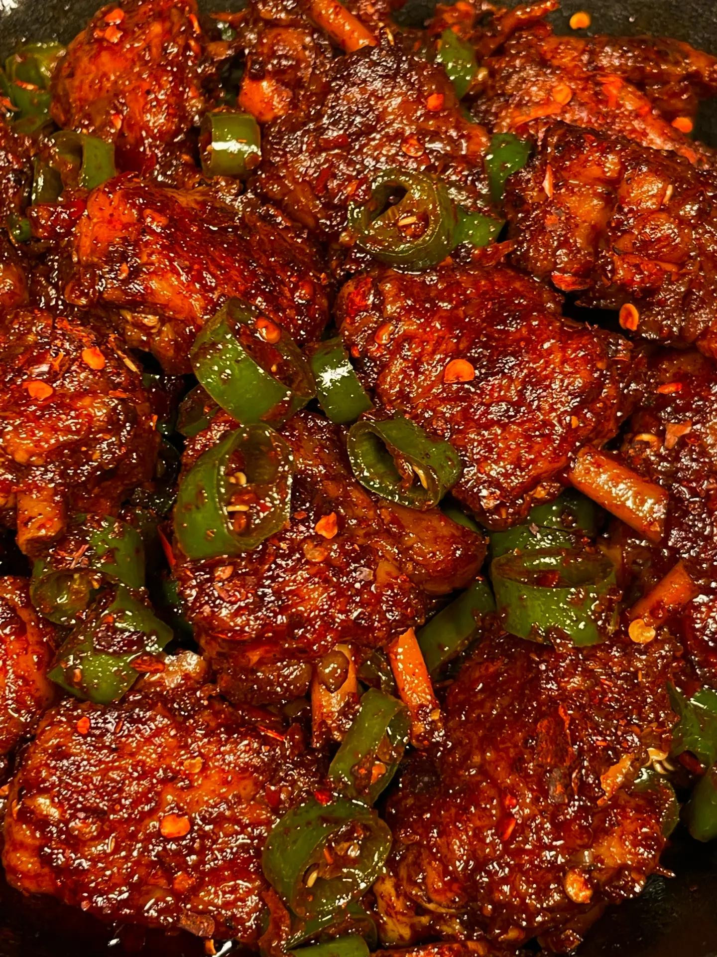 Cánh gà sốt ớt xanh cay nồng, chiên vàng giòn và rim kỹ cùng gia vị đậm đà