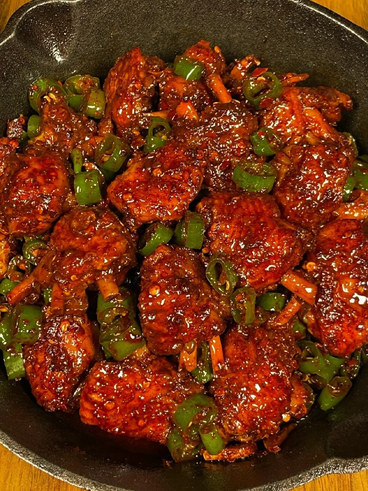 Cánh gà sốt ớt xanh cay nồng, chiên vàng giòn và rim kỹ cùng gia vị đậm đà