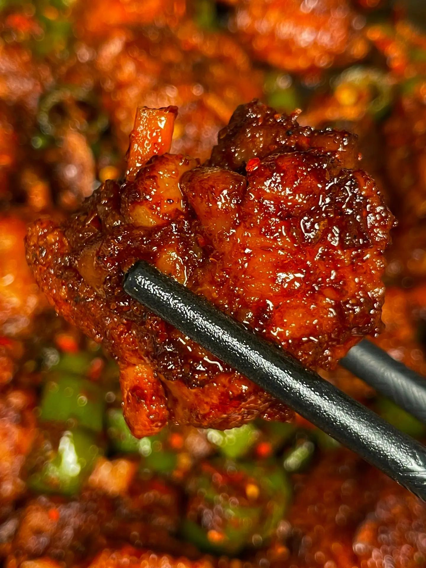 Cánh gà sốt ớt xanh cay nồng, chiên vàng giòn và rim kỹ cùng gia vị đậm đà