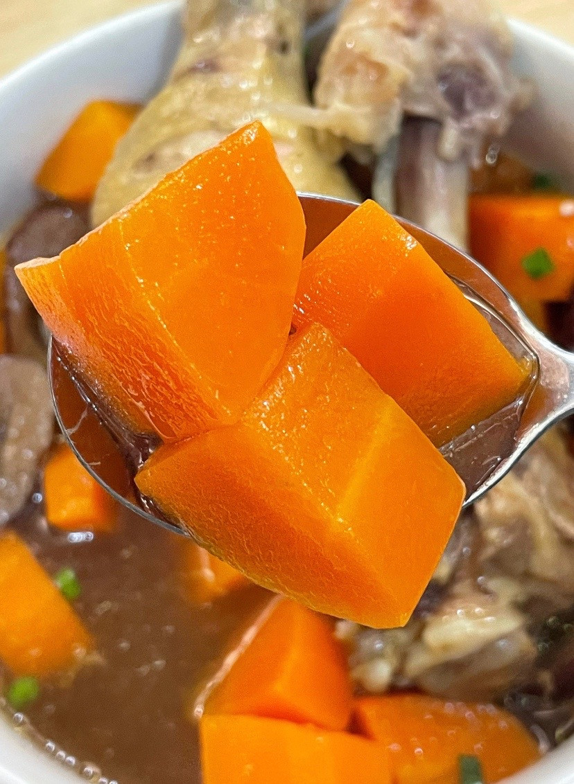 Canh gà táo đỏ cà rốt