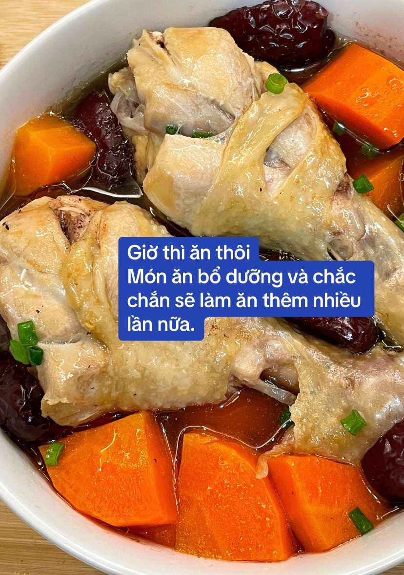 Canh gà táo đỏ cà rốt