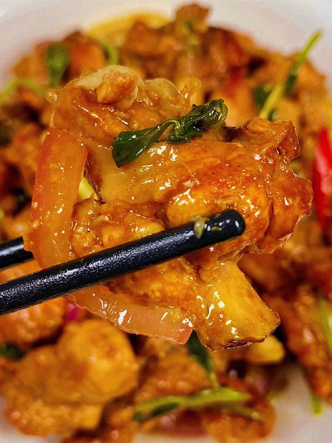 Cánh gà xào chua ngọt với chanh, ớt và hành tây - Món ăn ngon đậm đà