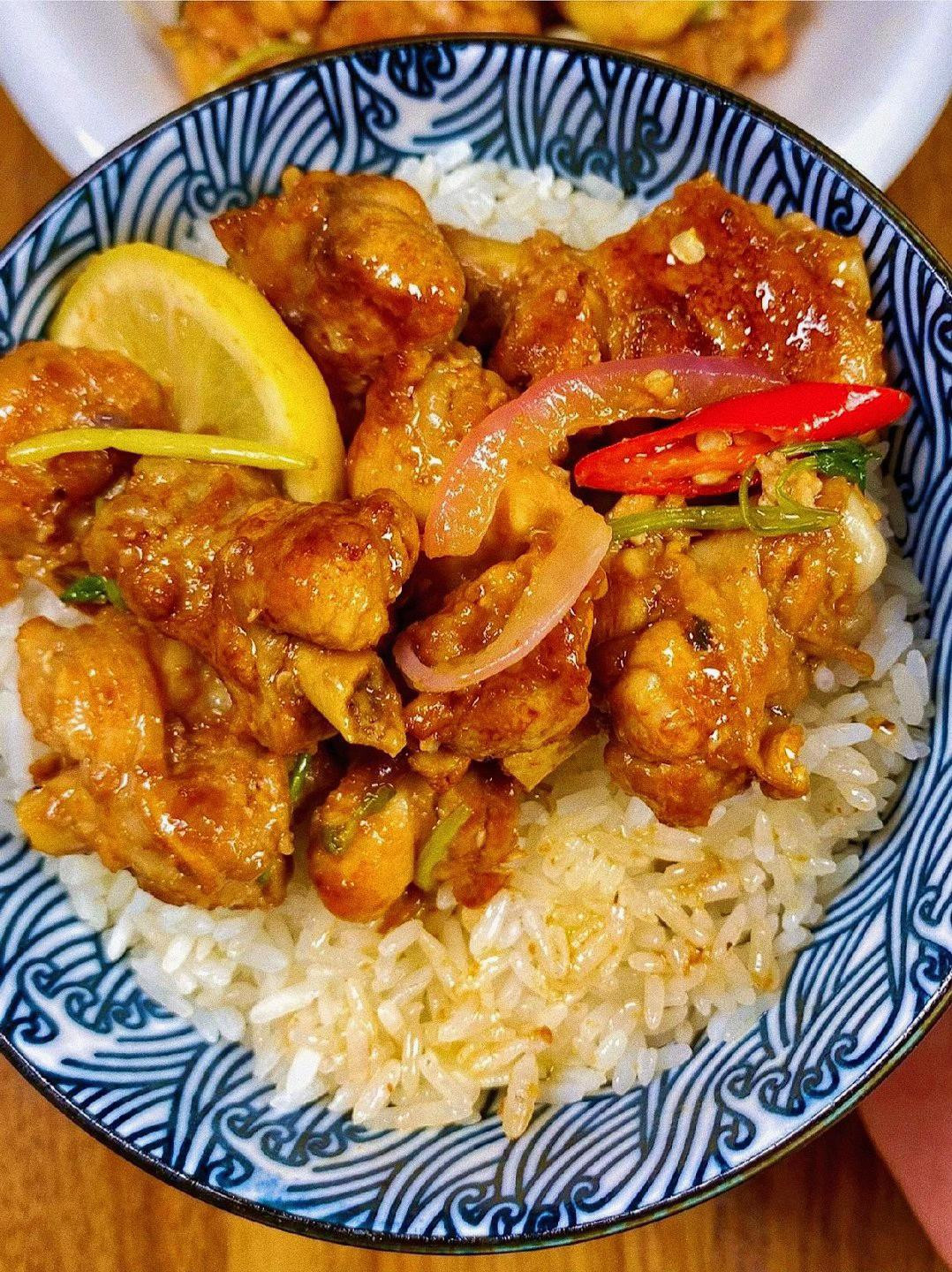 Cánh gà xào chua ngọt với chanh, ớt và hành tây - Món ăn ngon đậm đà