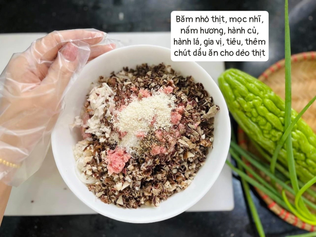 Canh mướp đắng nhồi thịt nấm hương, mộc nhĩ và hành củ thanh mát giải nhiệt