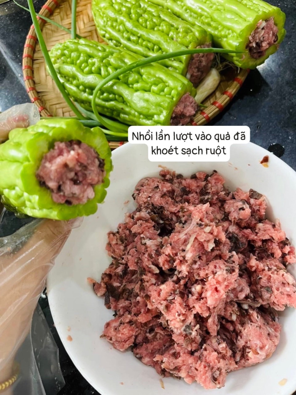 Canh mướp đắng nhồi thịt nấm hương, mộc nhĩ và hành củ thanh mát giải nhiệt