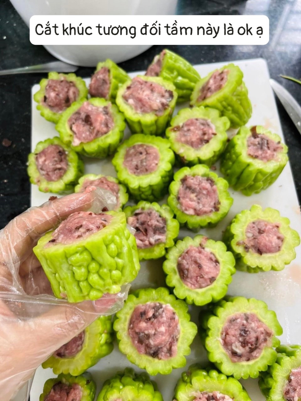 Canh mướp đắng nhồi thịt nấm hương, mộc nhĩ và hành củ thanh mát giải nhiệt