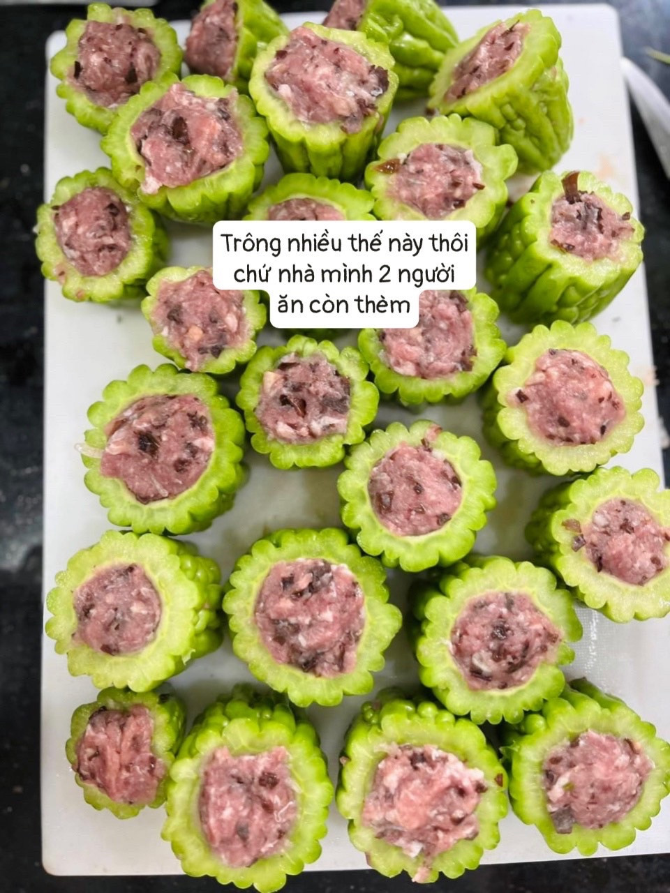 Canh mướp đắng nhồi thịt nấm hương, mộc nhĩ và hành củ thanh mát giải nhiệt