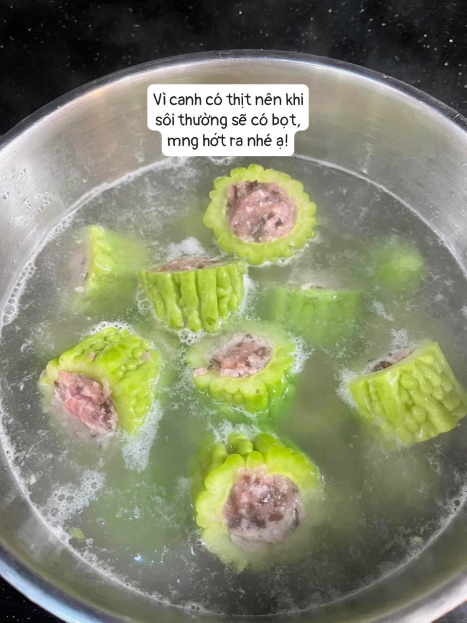 Canh mướp đắng nhồi thịt nấm hương, mộc nhĩ và hành củ thanh mát giải nhiệt