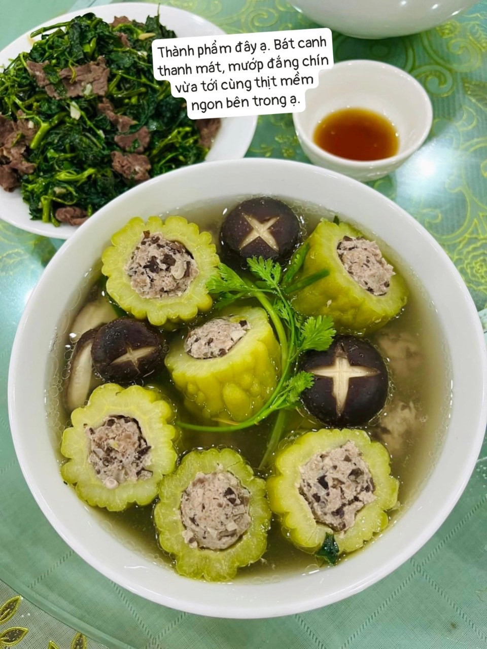 Canh mướp đắng nhồi thịt nấm hương, mộc nhĩ và hành củ thanh mát giải nhiệt