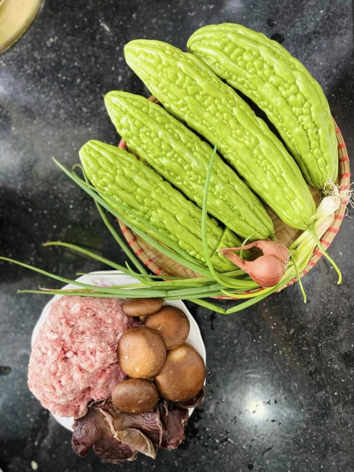 Canh mướp đắng nhồi thịt nấm hương, mộc nhĩ và hành củ thanh mát giải nhiệt