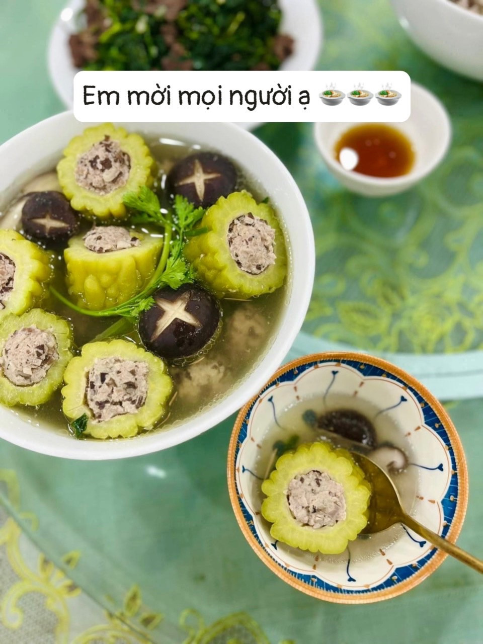 Canh mướp đắng nhồi thịt nấm hương, mộc nhĩ và hành củ thanh mát giải nhiệt