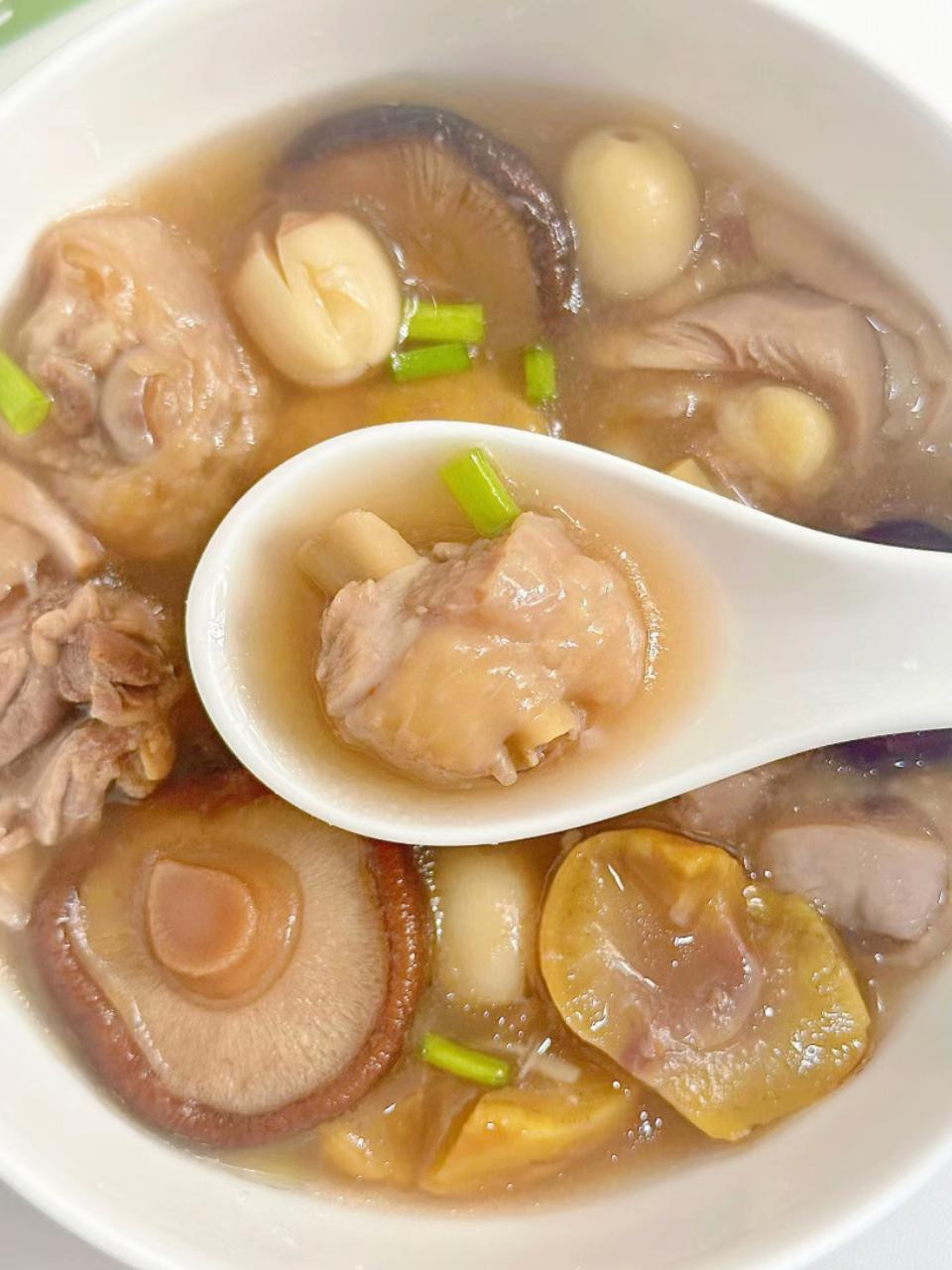 Canh nấm thịt gà thơm ngon, dễ làm với hạt sen và táo đỏ