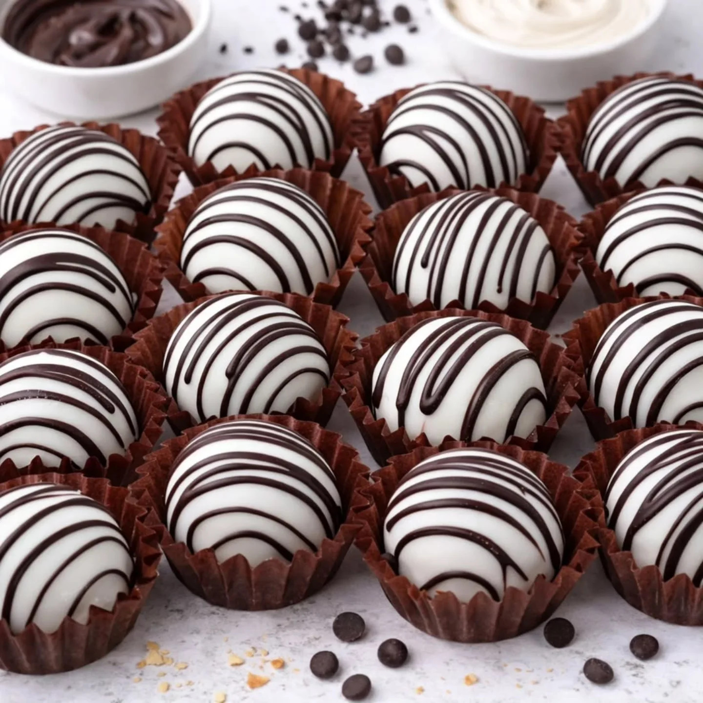 Cara Membuat Oreo Balls: Bola Biskuit Oreo Tráng Mềm với Cốt Cream Cheese, Lớp Socola Trắng và Rắc DCC