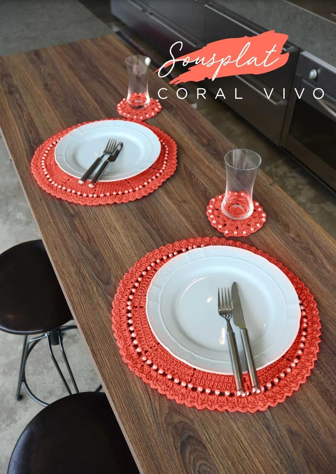 Centro de Mesa Coral Vivo - Toalha Manteiga e Sousplat com Pérolas