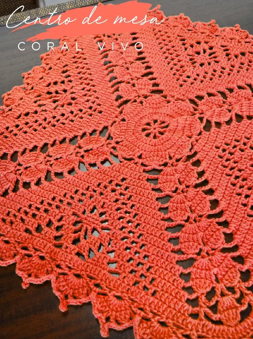 Centro de Mesa Coral Vivo - Toalha Manteiga e Sousplat com Pérolas