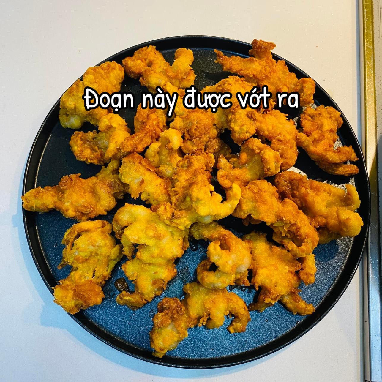 Chân gà rút xương rang muối giòn giụm, cách làm đơn giản dễ thực hiện tại nhà