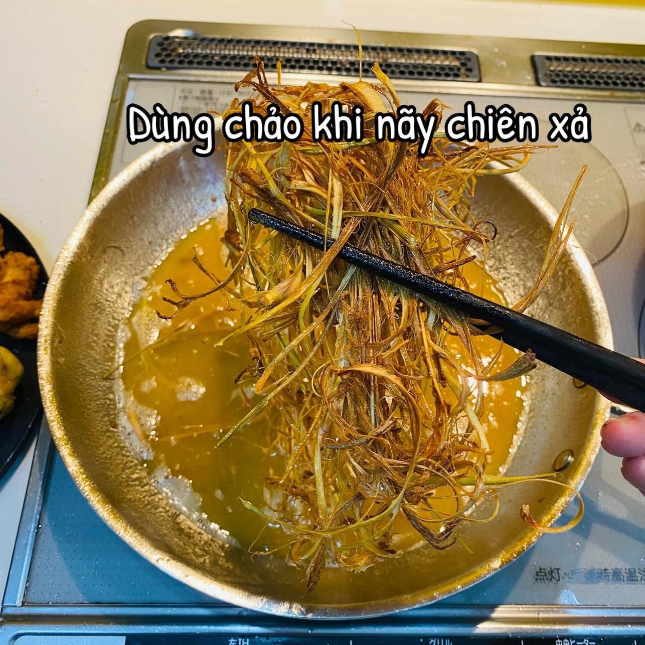 Chân gà rút xương rang muối giòn giụm, cách làm đơn giản dễ thực hiện tại nhà