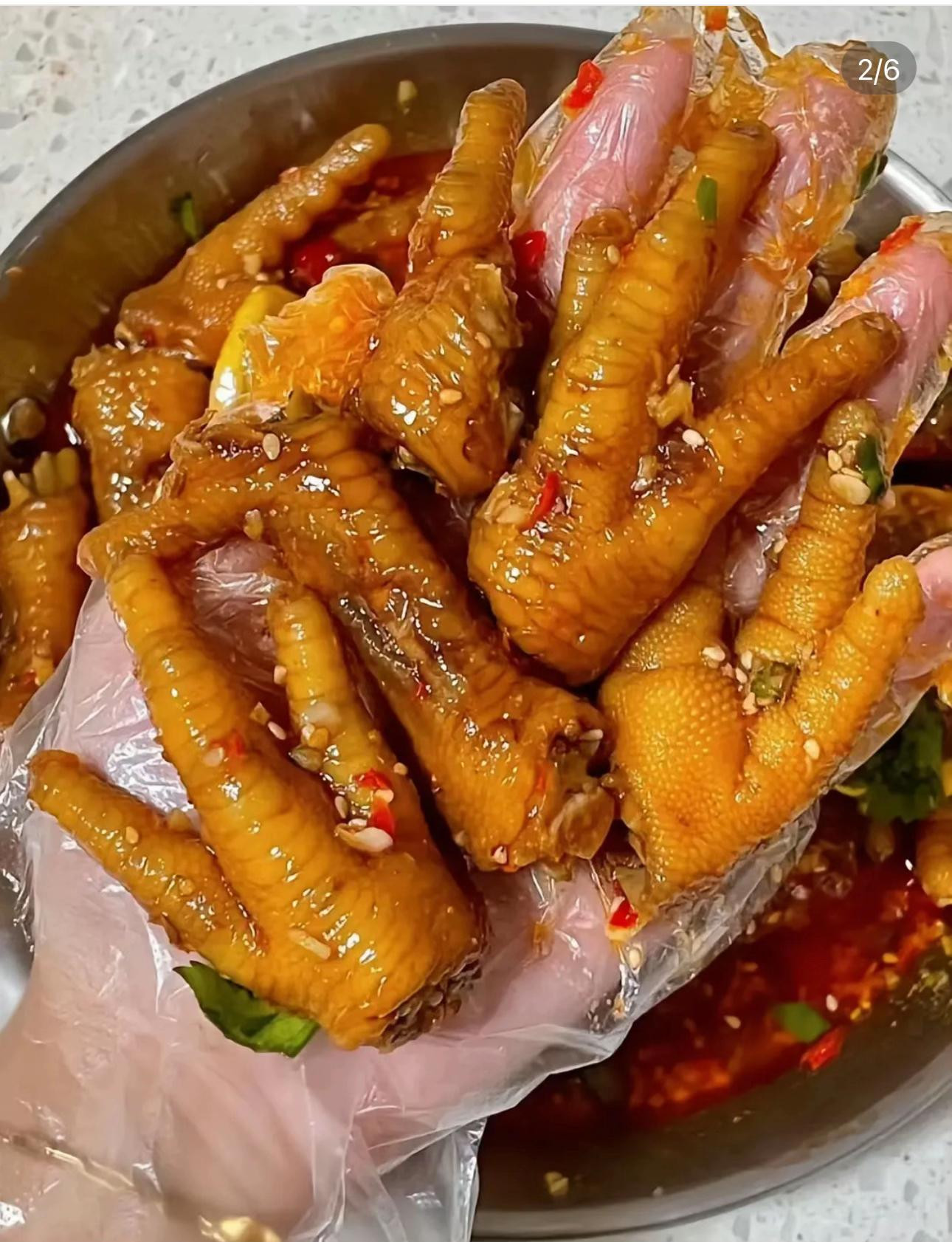 Chân gà tỏi lạnh cay và ngon, món ăn vặt thơm lừng với chanh ớt