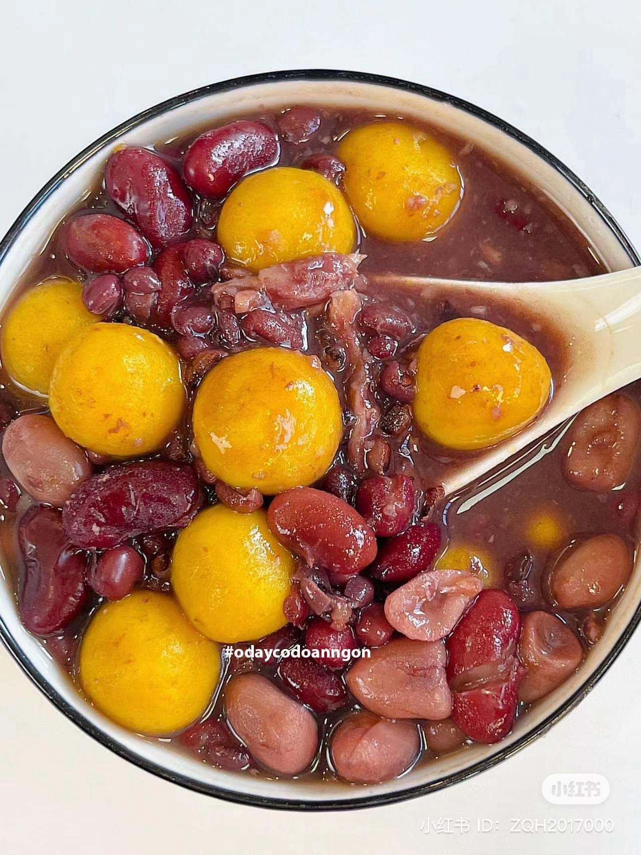 Cháo ngũ cốc bí đỏ, đậu đỏ và gạo nếp đen