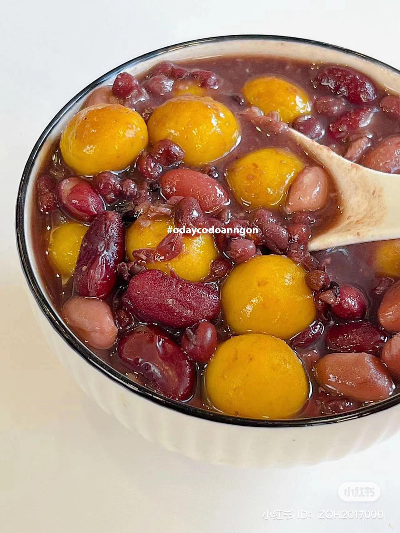 Cháo ngũ cốc bí đỏ, đậu đỏ và gạo nếp đen