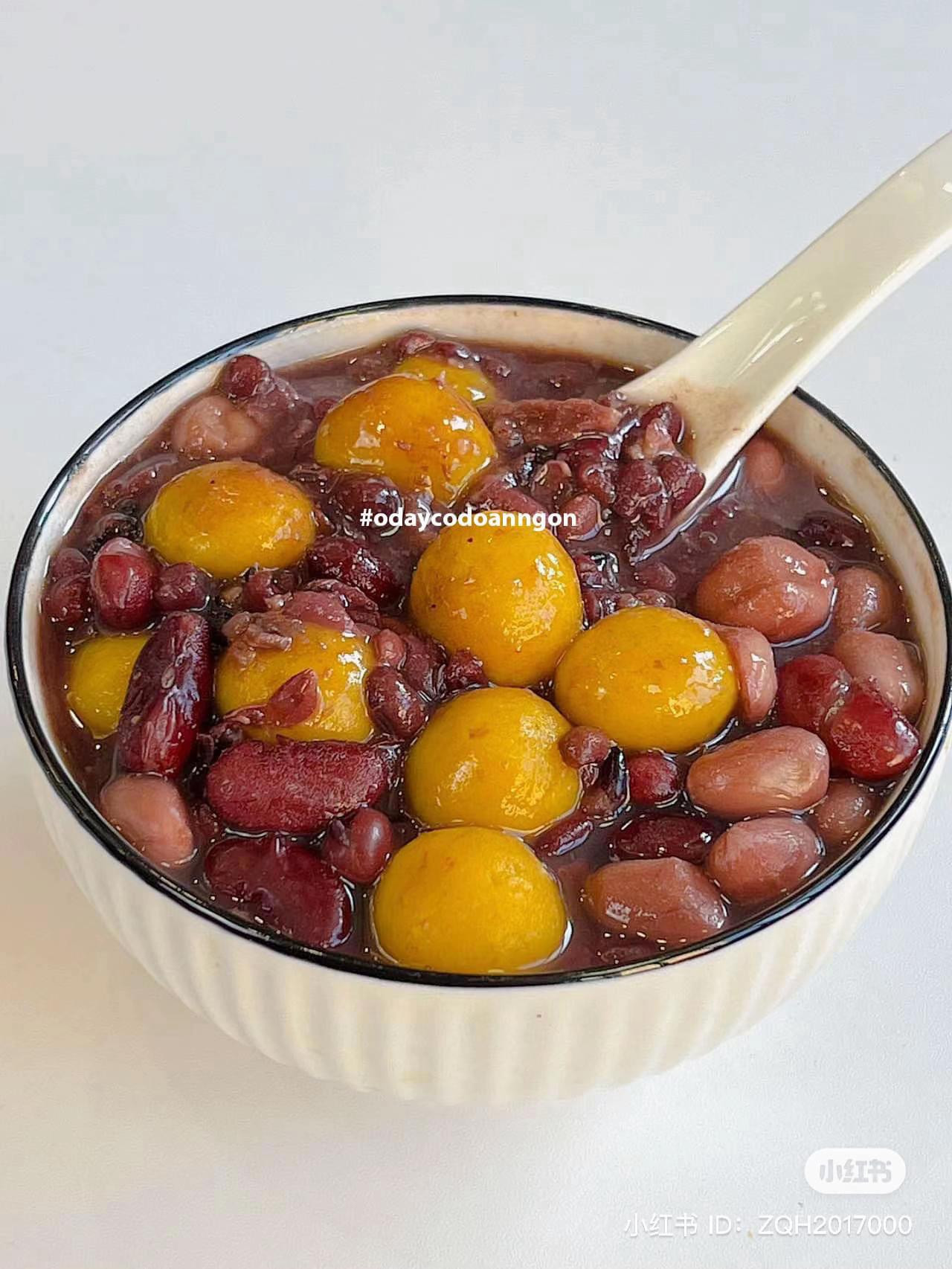 Cháo ngũ cốc bí đỏ, đậu đỏ và gạo nếp đen