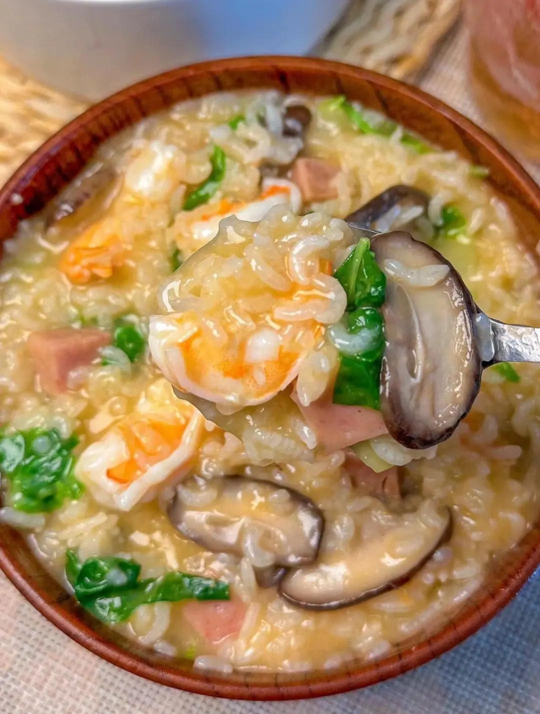 Cháo tôm nấm hương thịt nguội rau cải xanh