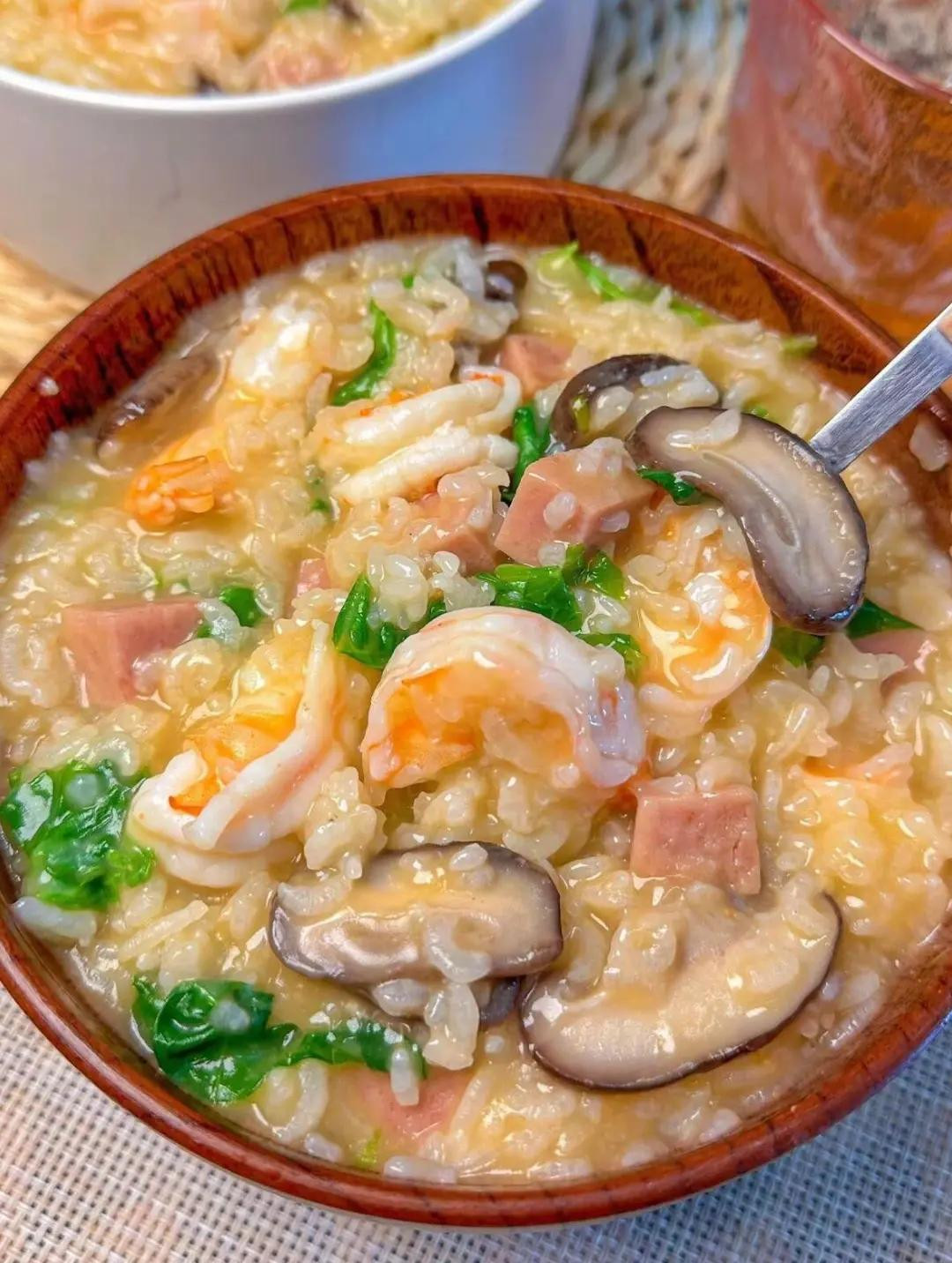 Cháo tôm nấm hương thịt nguội rau cải xanh