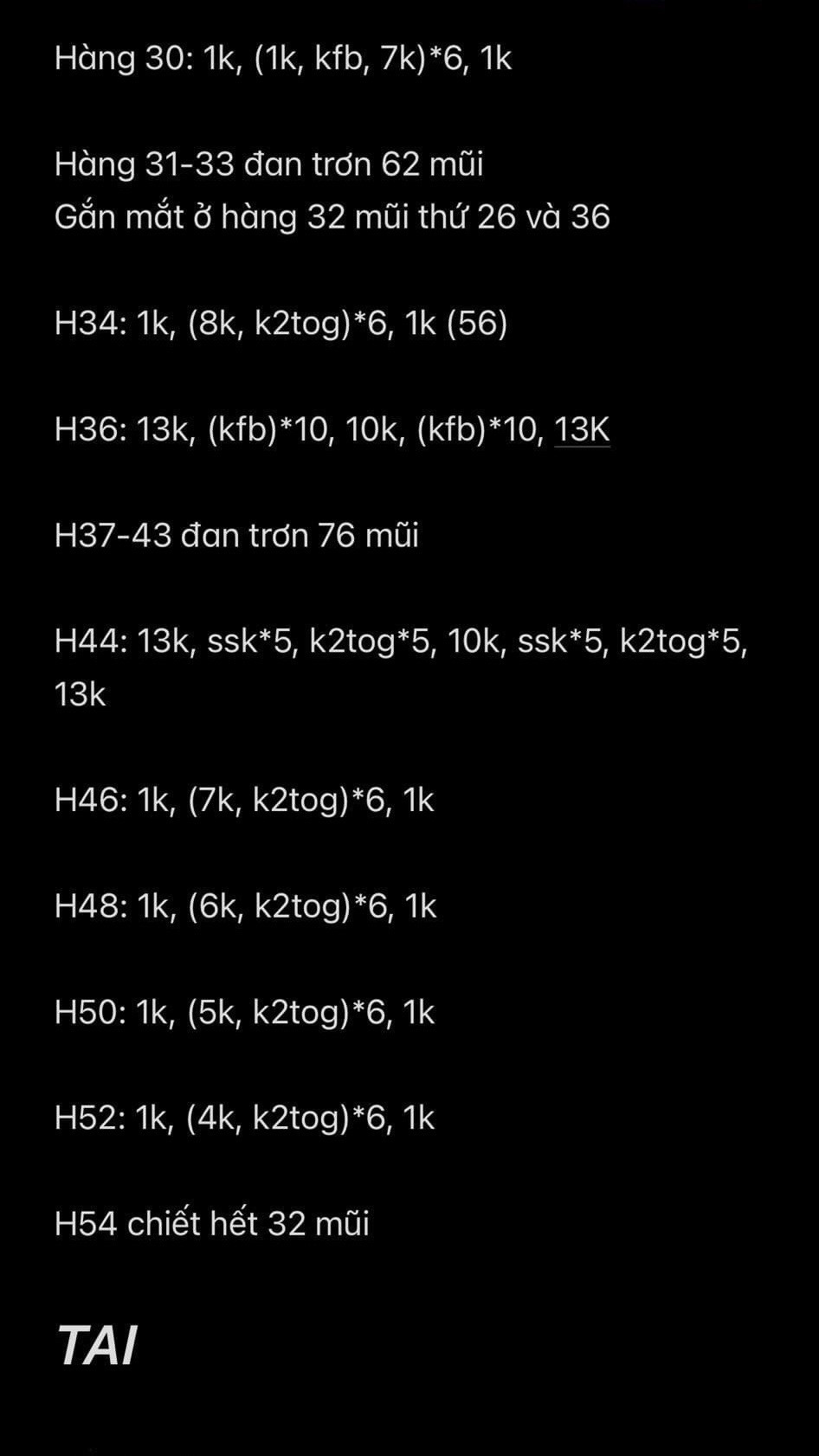 Chart đan gấu chó cute dễ thương với màu trắng kem, tai nâu và quần yếm vàng