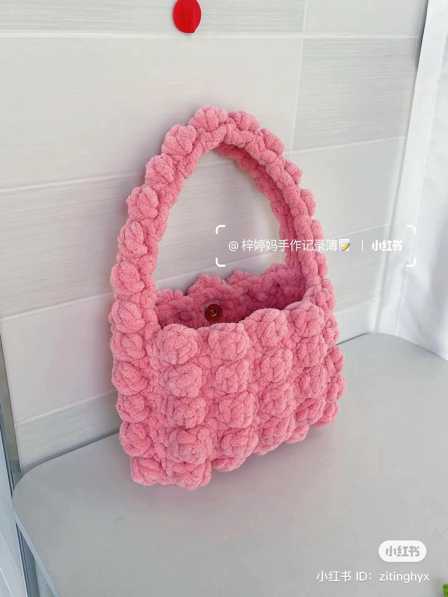 Chart dịch móc túi hạt bắp màu hồng len nhung