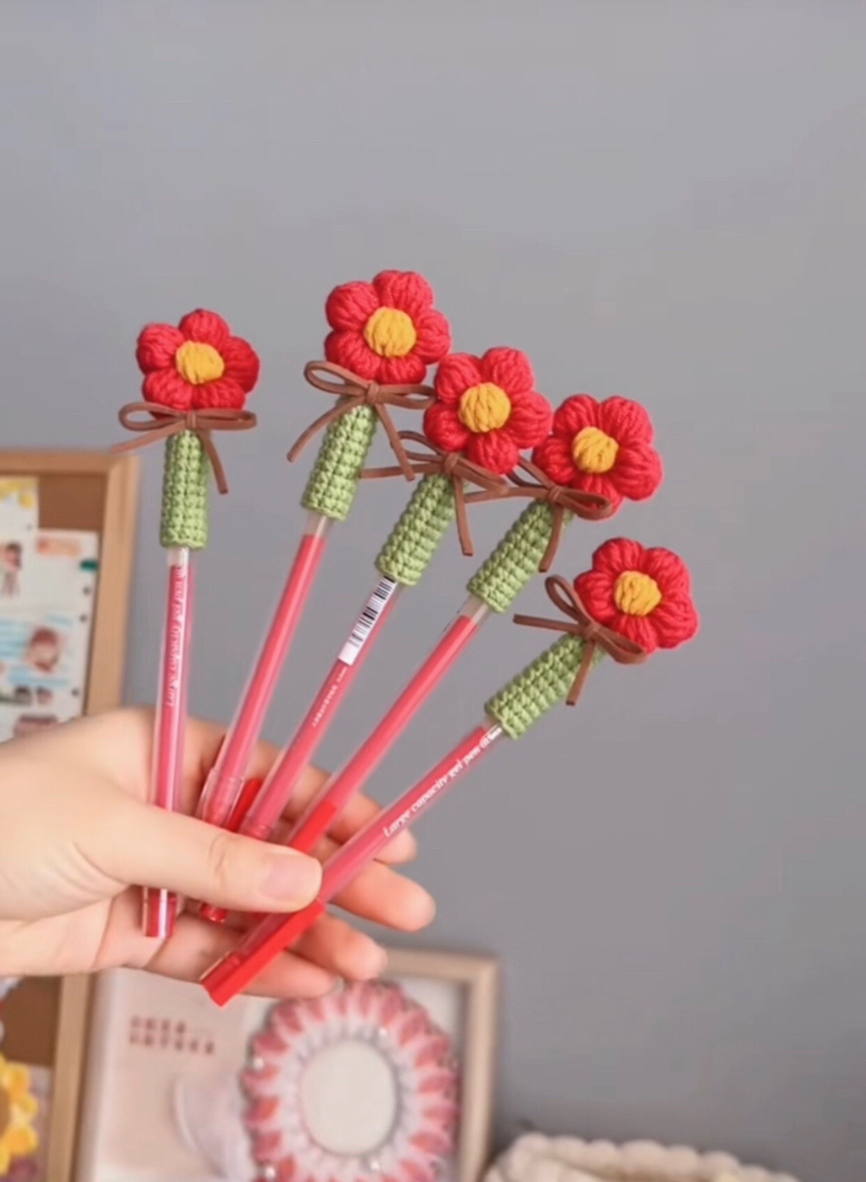 Chart hoa hồng, tulip và hướng dương trang trí bút móc len