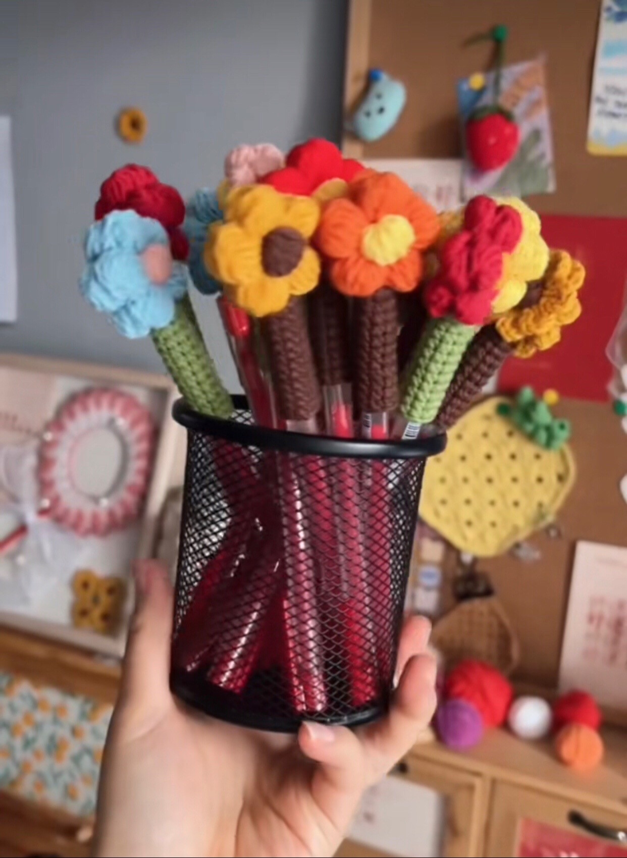 Chart hoa hồng, tulip và hướng dương trang trí bút móc len