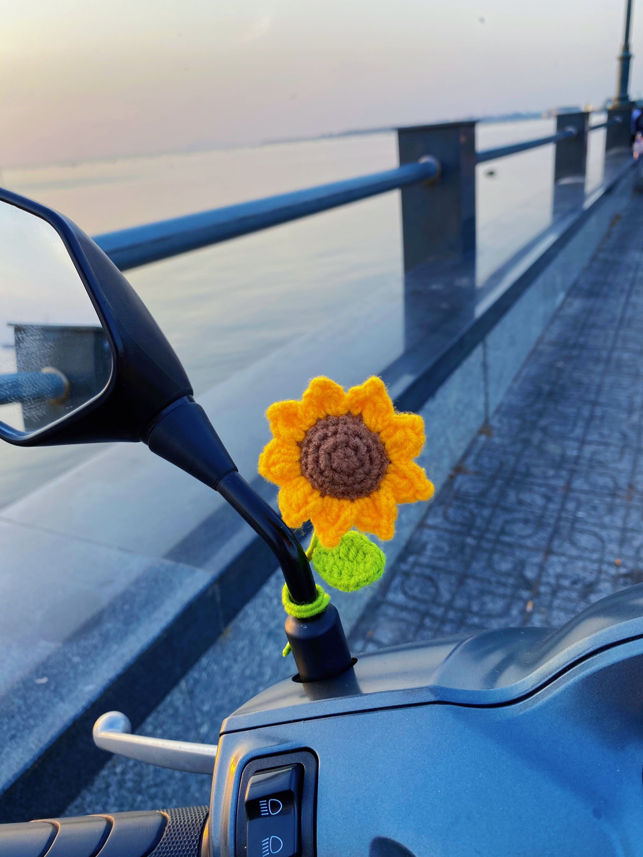 Chart hoa hướng dương móc len trang trí xe máy