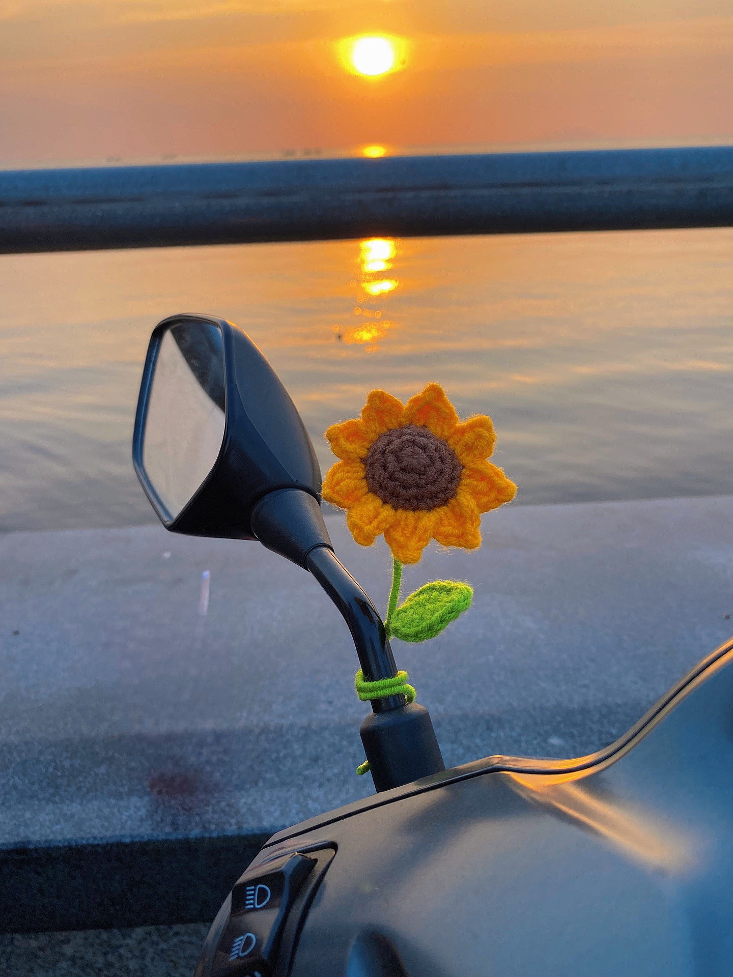 Chart hoa hướng dương móc len trang trí xe máy