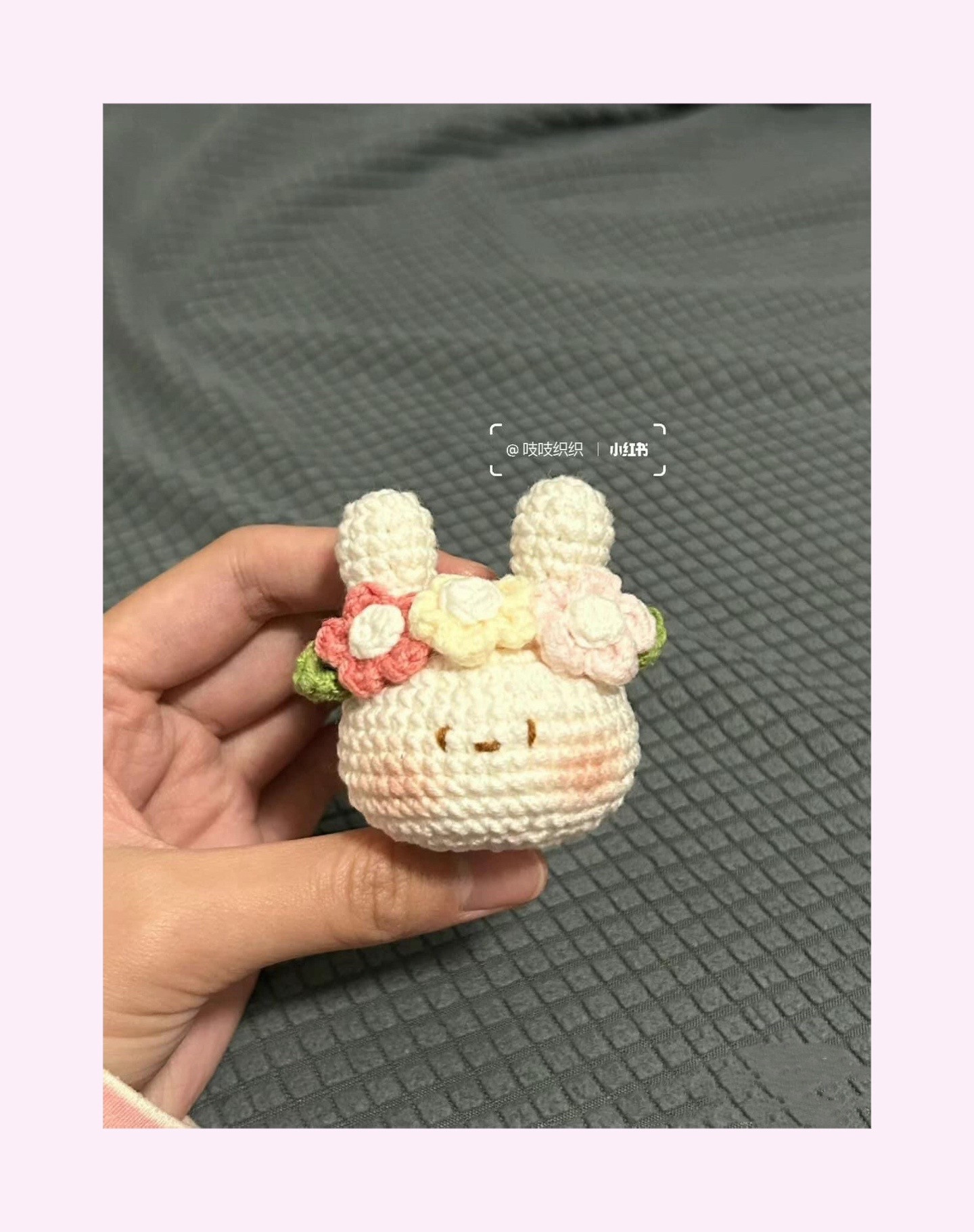 Chart hướng dẫn móc đầu thỏ đeo vòng hoa pastel dễ thương