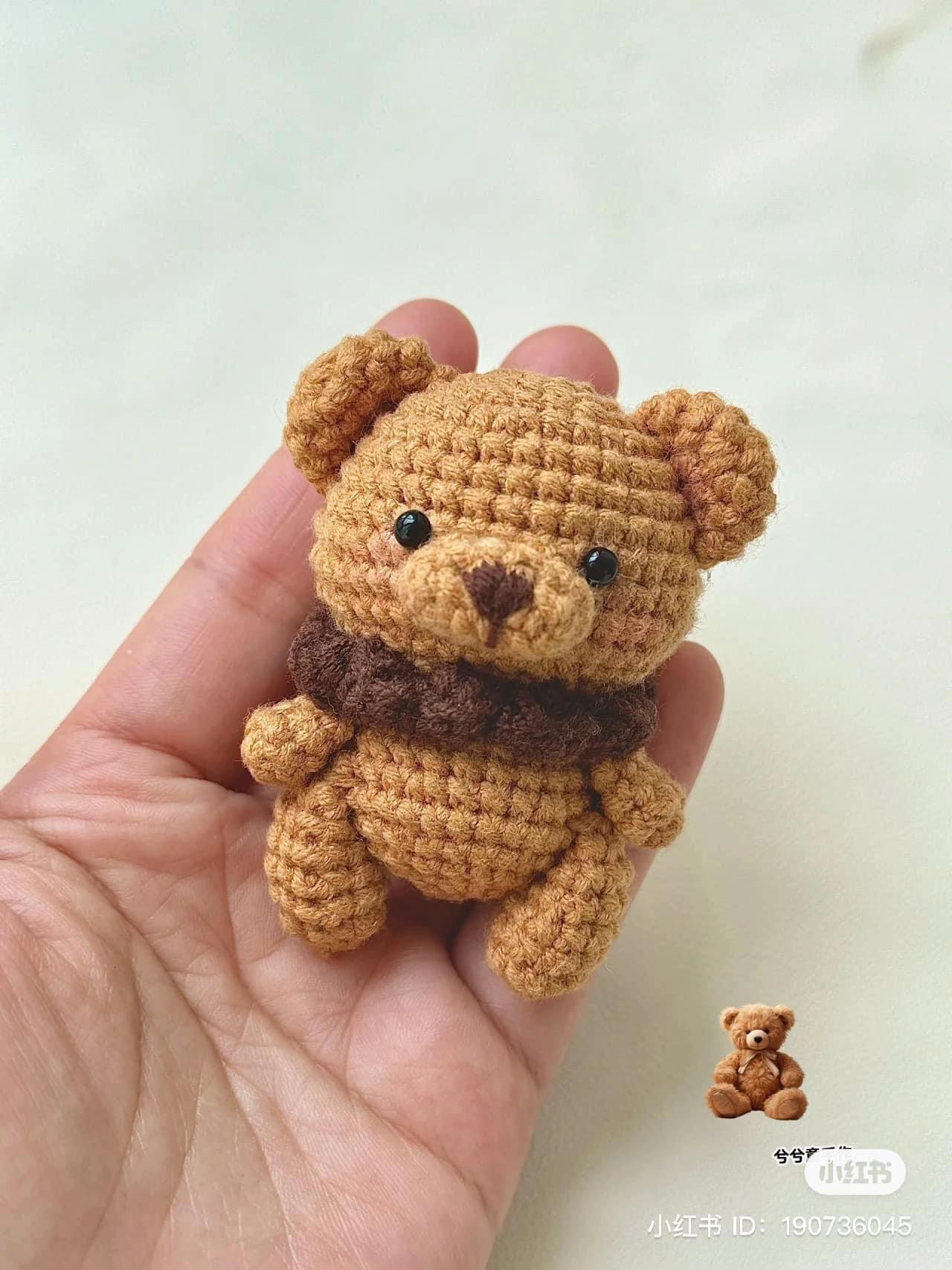 Chart hướng dẫn móc gấu mini màu nâu với khăn quàng cổ