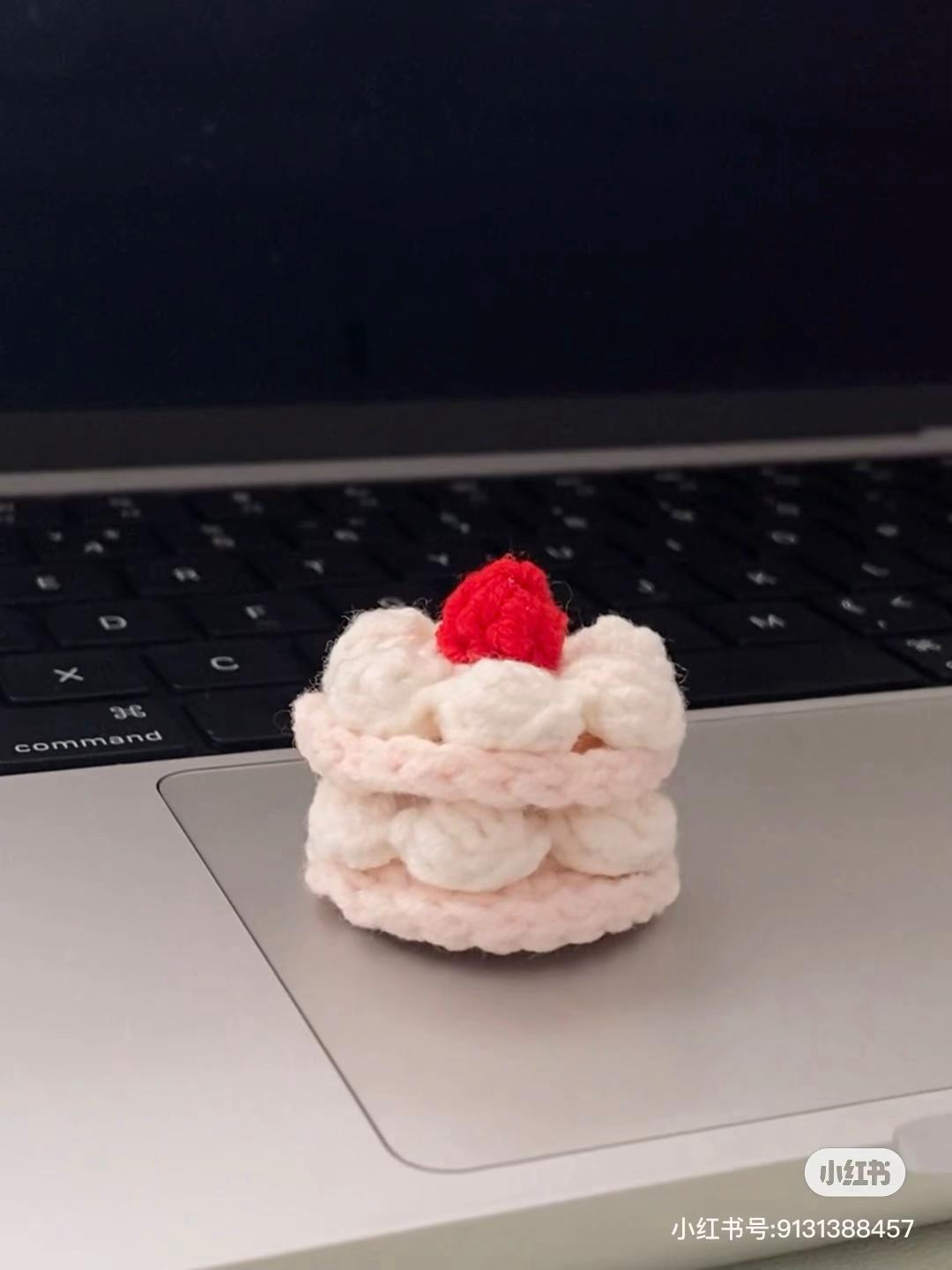 Chart hướng dẫn móc len bánh sinh nhật mini cute với lớp kem và trái dâu đỏ