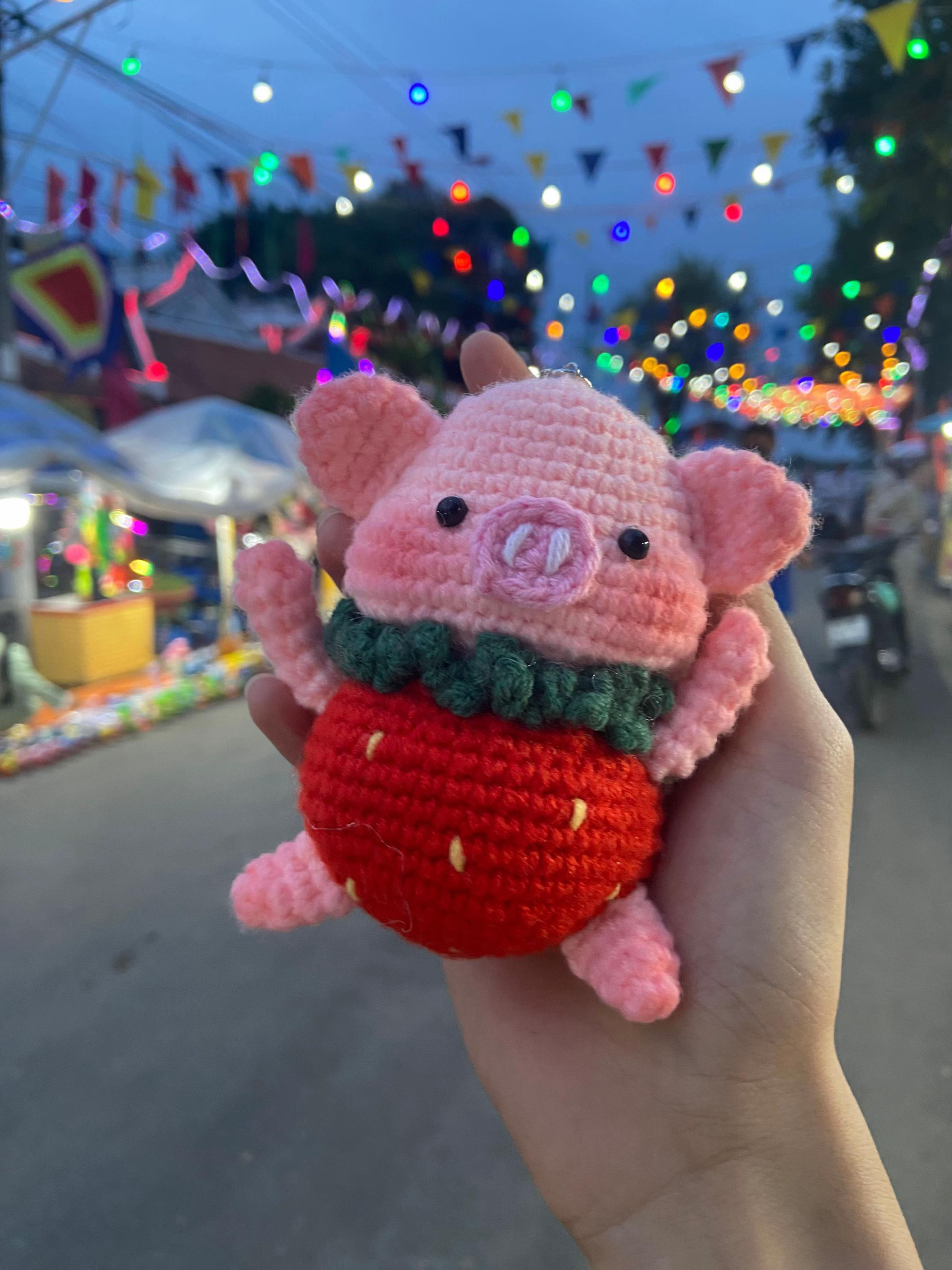 Chart hướng dẫn móc len búp bê Heo dâu tây dễ thương