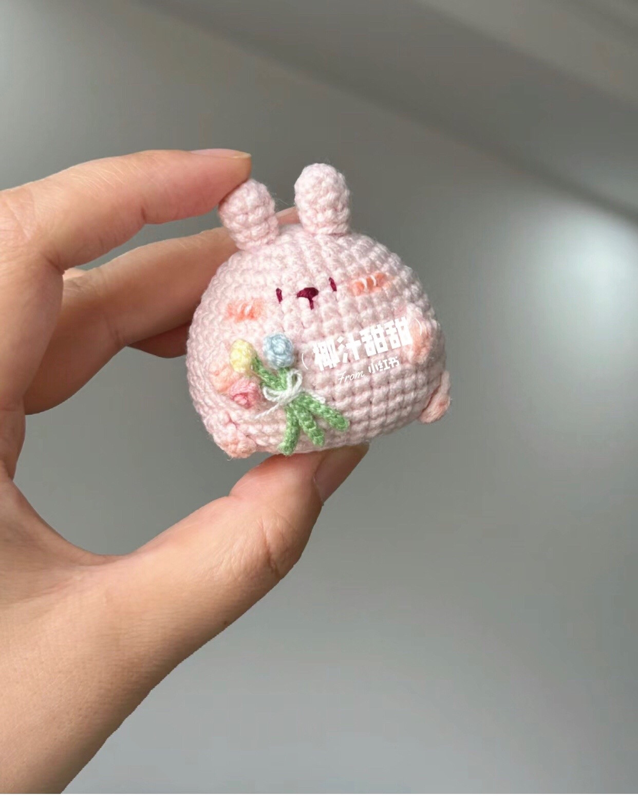 Chart hướng dẫn móc len búp bê thỏ hồng cầm bó hoa mini dễ thương