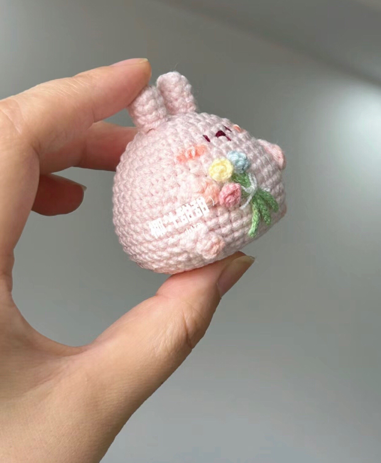 Chart hướng dẫn móc len búp bê thỏ hồng cầm bó hoa mini dễ thương