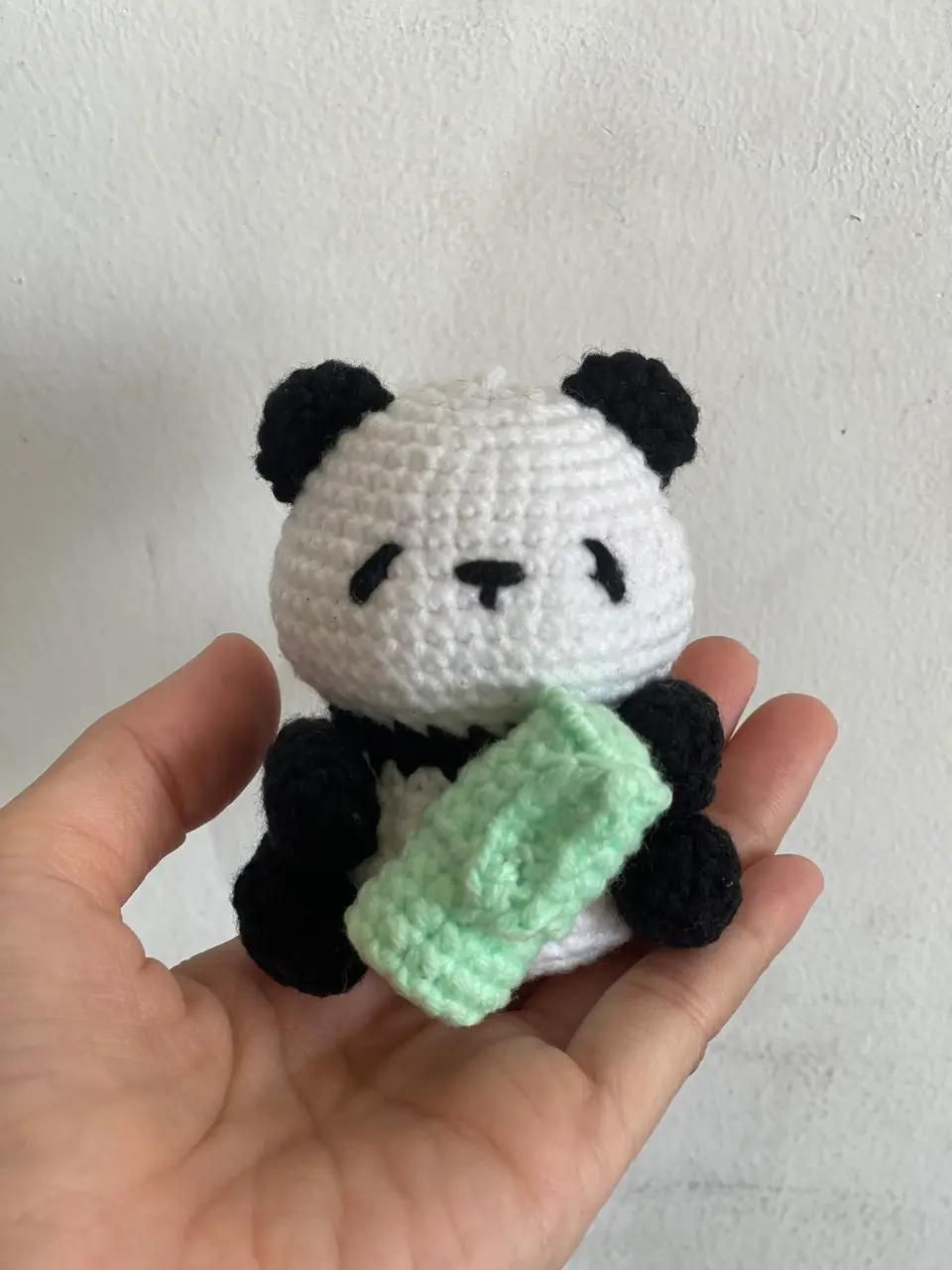 Chart hướng dẫn móc len gấu trúc Pandabear dễ thương cầm cây trúc màu xanh