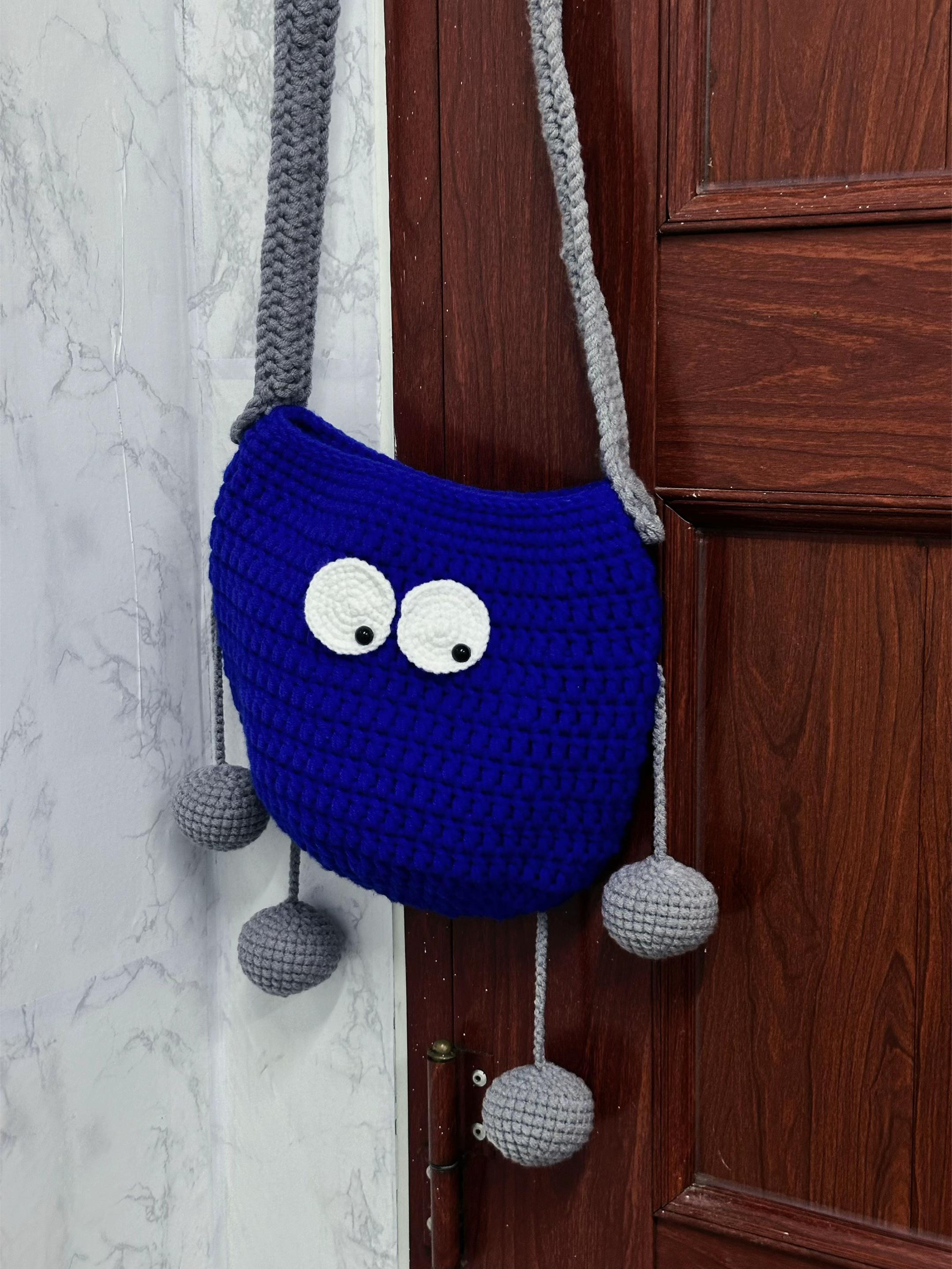 Chart hướng dẫn móc len làm túi búp bê màu xanh dương với mắt to và quai xám