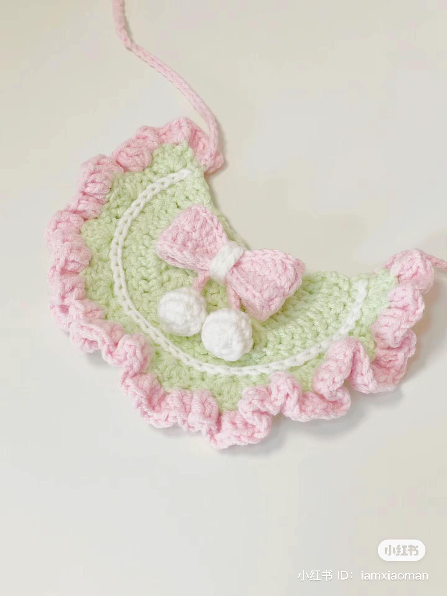 Chart hướng dẫn móc len yếm thú cưng màu xanh hồng với nơ và hạt châu