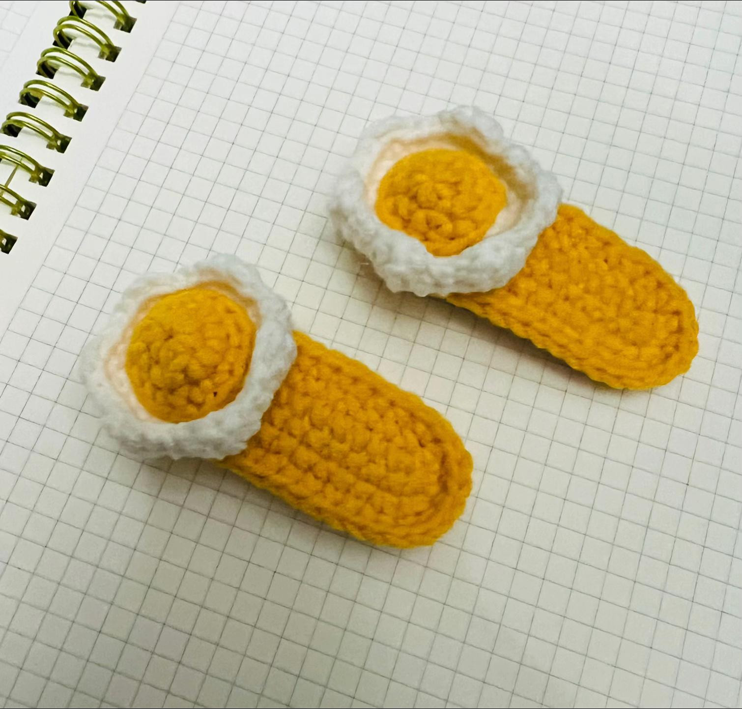 Chart Kẹp Tóc Trứng Ốp Lết Móc Len Màu Vàng Trắng