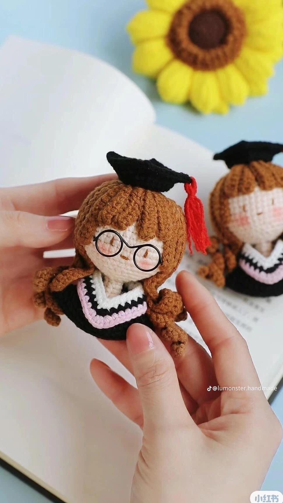 Chart móc búp bê cô gái tốt nghiệp đội mũ, đeo kính