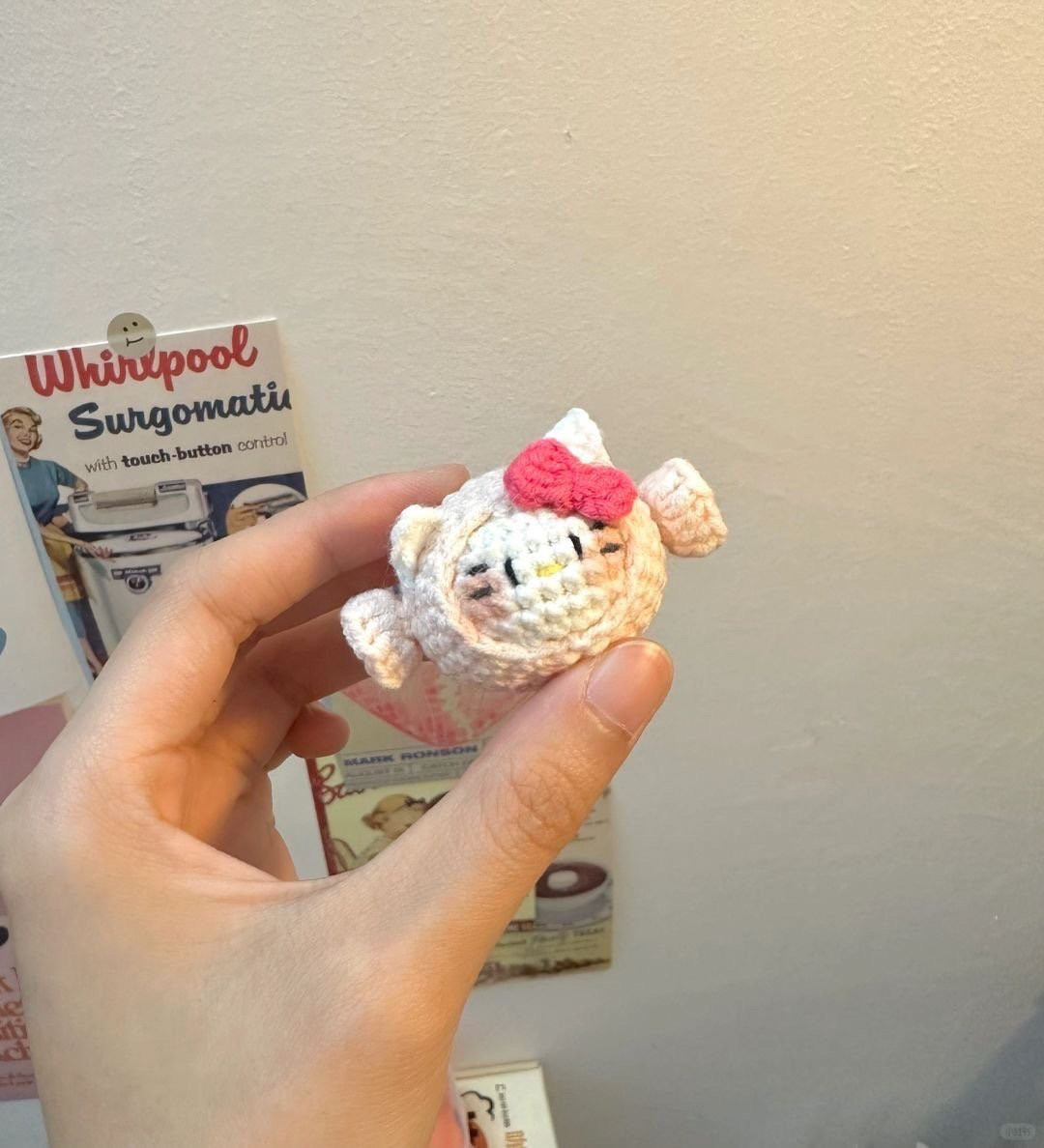 Chart móc búp bê kẹo Kitty màu vàng và hồng